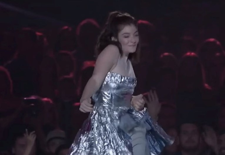 VIDEO Svi pričaju o bizarnom nastupu pjevačice s kojom je pozirala Kolinda: "Ovako ja plešem pijan"